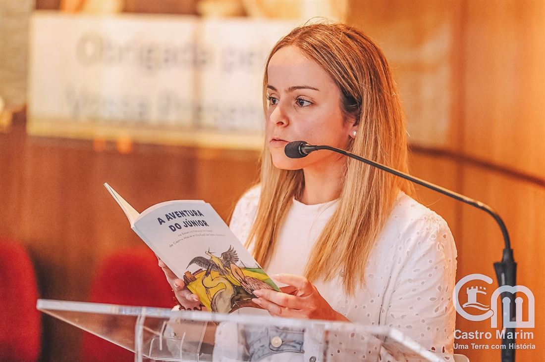 A Educadora Mariana a apresentar uma formação