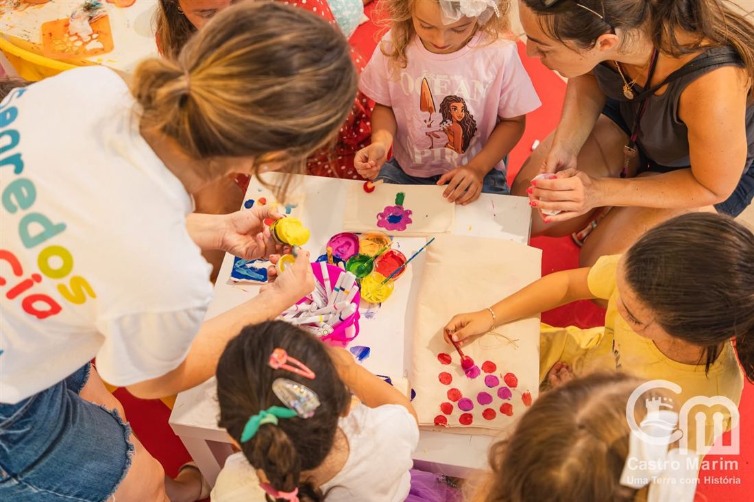 Ateliê de pintura com crianças e educadoras